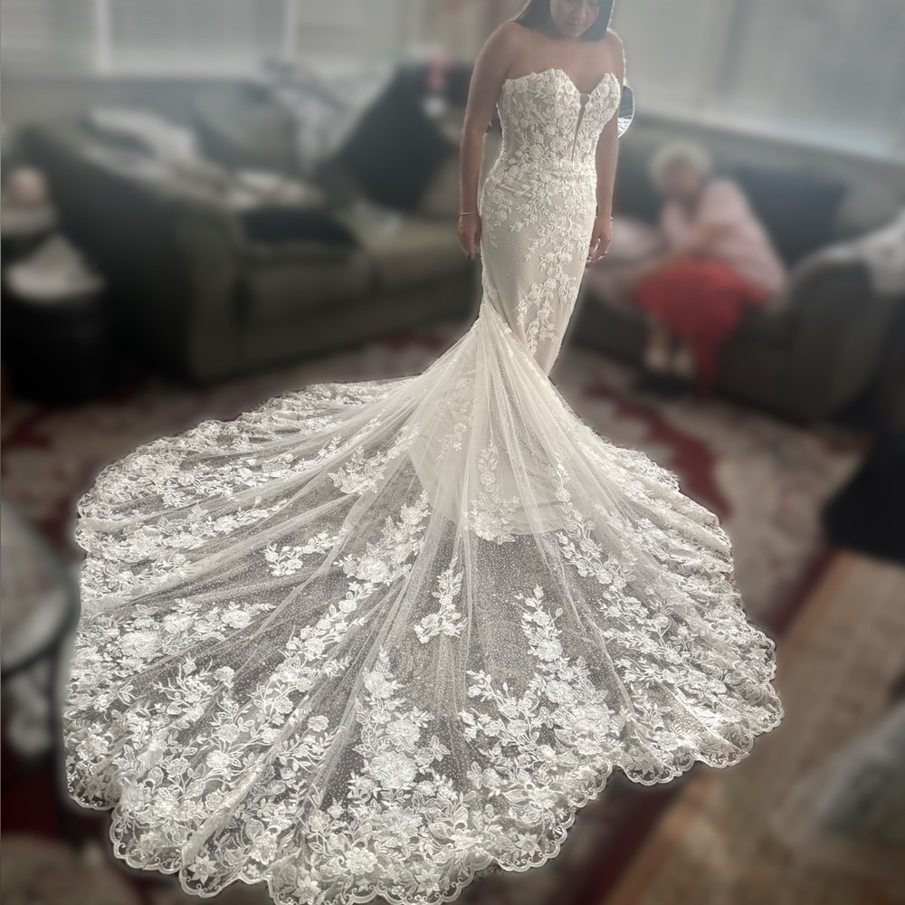 Elegant Lace Wedding Gown